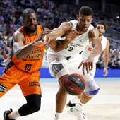 Will Thomas y Tavares pugnan por el balón Will Thomas y Tavares pugnan por el balón