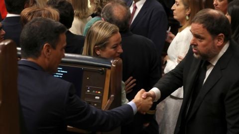 El presidente del Gobierno en funciones, Pedro S&aacute;nchez, saluda al diputado electo en prisi&oacute;n preventiva de ERC Oriol Junqueras