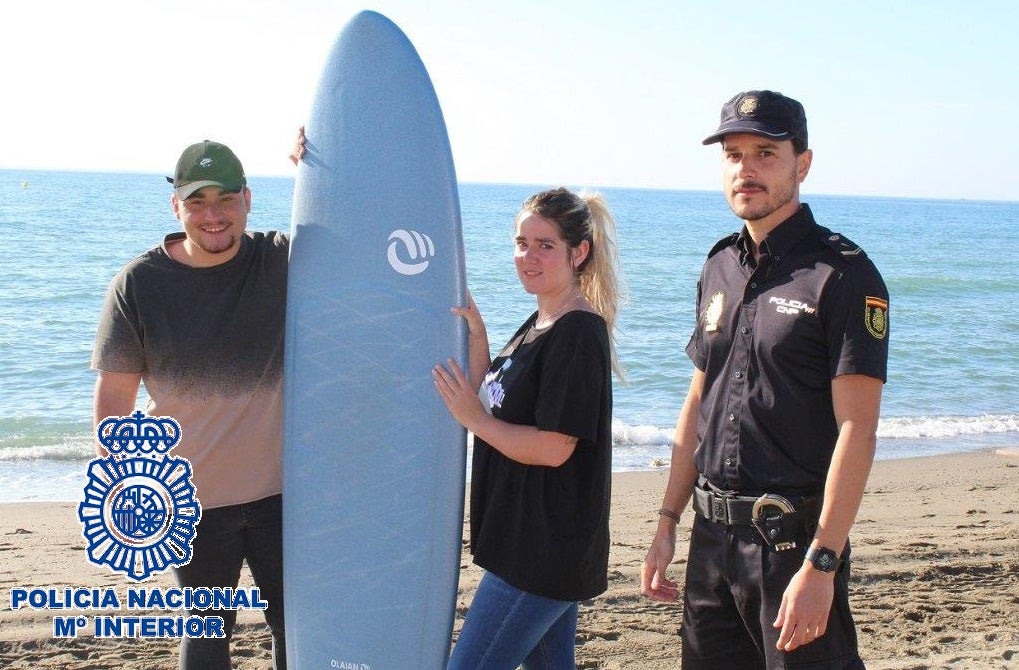 Un policía rescata con su tabla de surf a una pareja que se ahogaba Un policía rescata con su tabla de surf a una pareja que se ahogaba