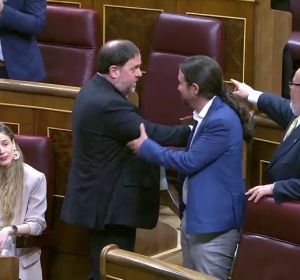 La entrada de los políticos presos al Congreso: así ha sido el saludo de Junqueras La entrada de los políticos presos al Congreso: así ha sido el saludo de Junqueras