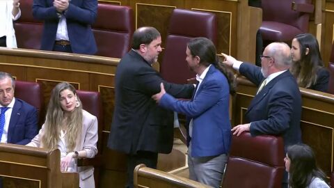 La entrada de los pol&iacute;ticos presos al Congreso: as&iacute; ha sido el saludo de Junqueras