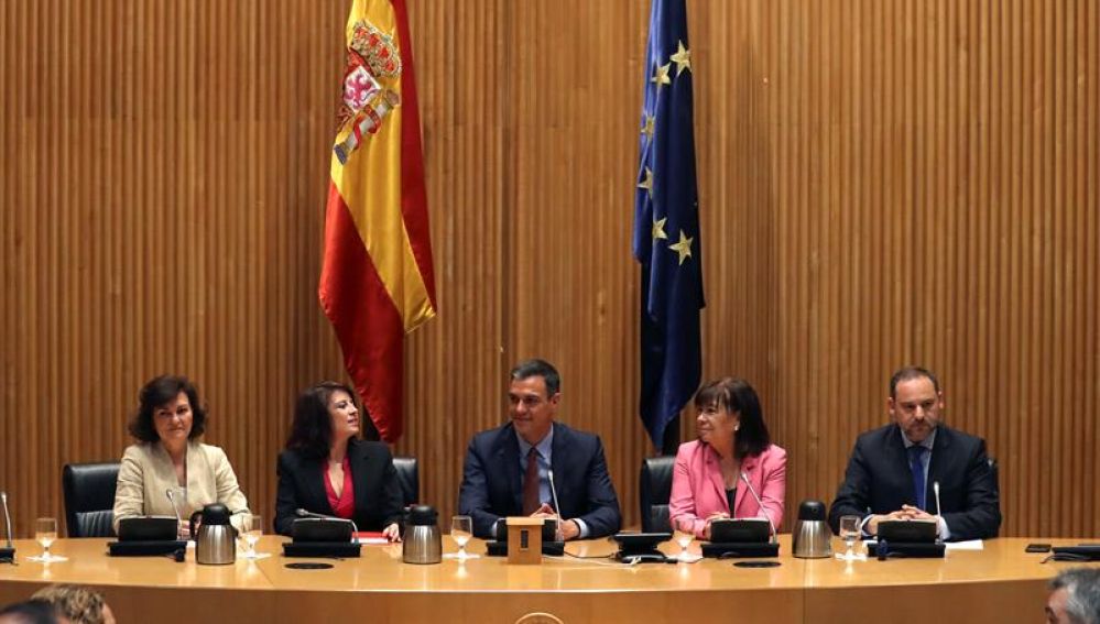 Reunión del Grupo Parlamentario Parlamentario Socialista antes de la sesión constitutiva