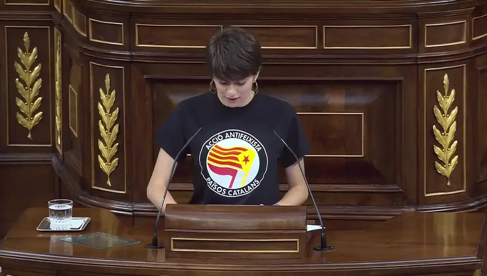 La secretaria primera, Marta Rosique, de ERC lee el Real Decreto de convocatoria y luce una camiseta de acción antifascista