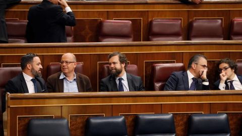 El presidente de Vox, Santiago Abascal, conversa con el diputado del PSC Jos&eacute; Zaragoza