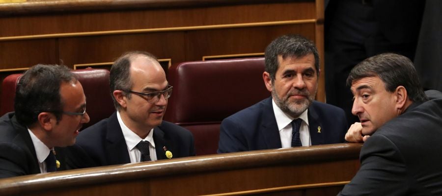 Rull, Turull y Jordi Sánchez hablan con Aitor Esteban Rull, Turull y Jordi Sánchez hablan con Aitor Esteban
