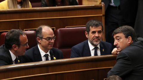 Rull, Turull y Jordi S&aacute;nchez hablan con Aitor Esteban
