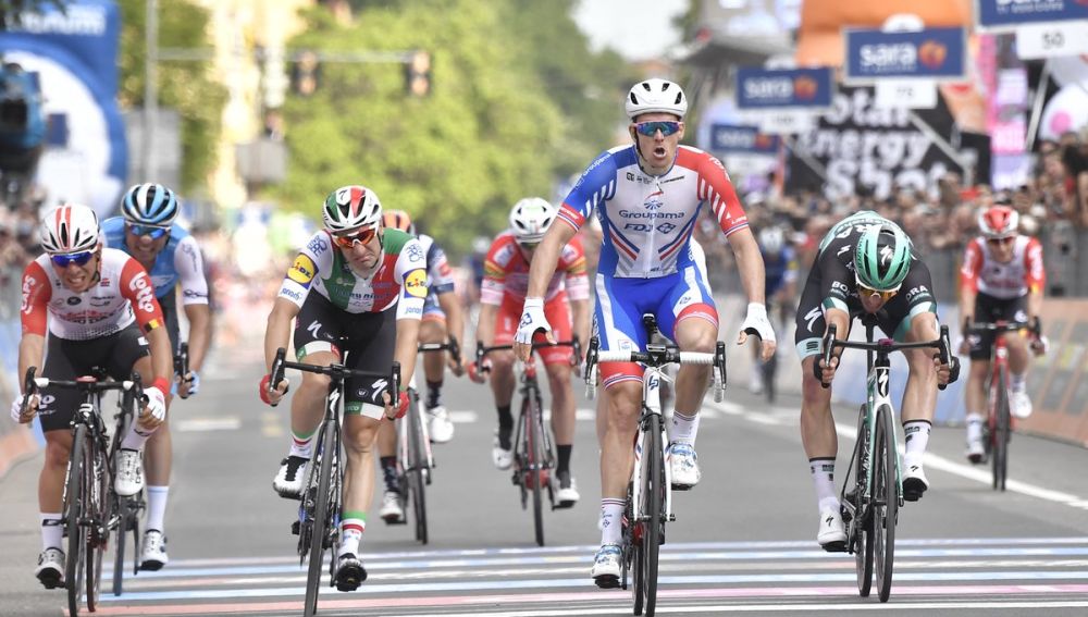 Arnaud Démare celebra su victoria en la décima etapa del Giro de Italia