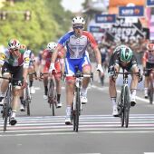Arnaud Démare celebra su victoria en la décima etapa del Giro de Italia