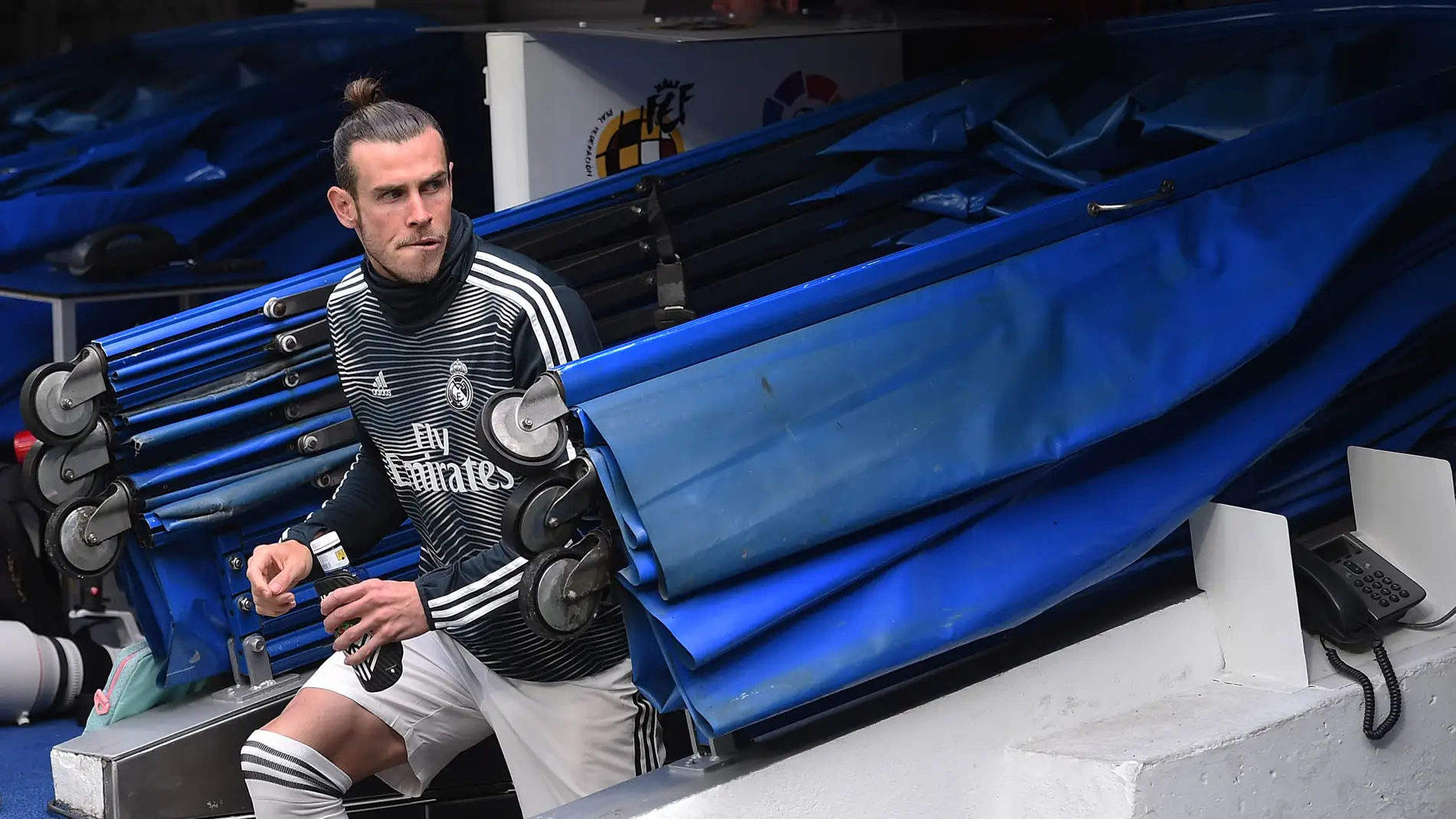 Gareth Bale sale del túnel de vestuarios