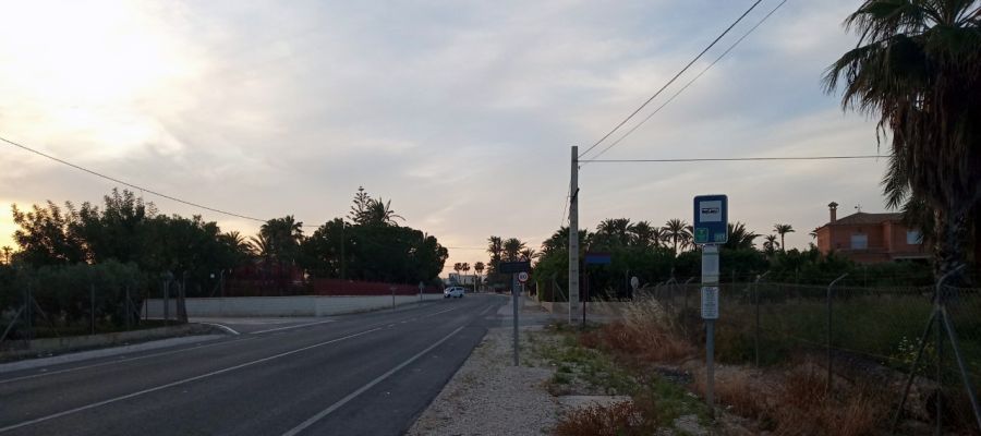 Parada de autobús sin marquesina en una pedanía de Elche. Parada de autobús sin marquesina en una pedanía de Elche.