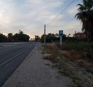 Parada de autobús sin marquesina en una pedanía de Elche. Parada de autobús sin marquesina en una pedanía de Elche.