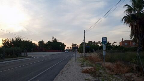Parada de autob&uacute;s en una pedan&iacute;a de Elche.
