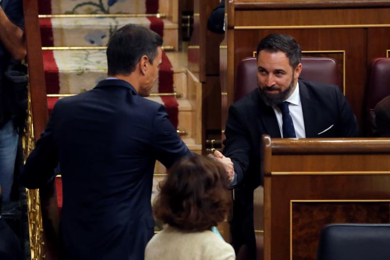 Pedro Sánchez saluda a Santiago Abascal, sentado en la bancada del PSOE Pedro Sánchez saluda a Santiago Abascal, sentado en la bancada del PSOE