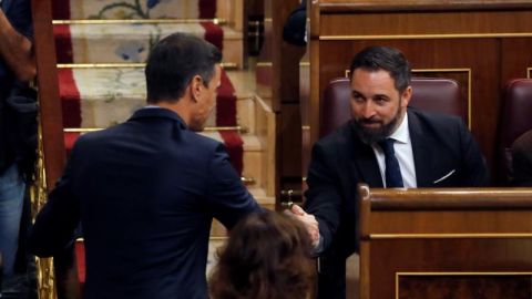 Pedro Sánchez saluda a Santiago Abascal