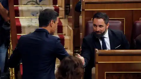 Pedro Sánchez saluda a Santiago Abascal Pedro Sánchez saluda a Santiago Abascal