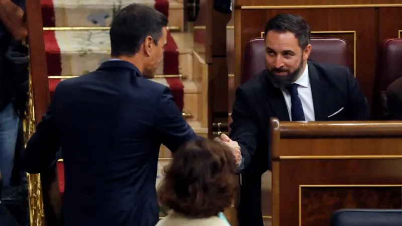 Pedro Sánchez saluda a Santiago Abascal