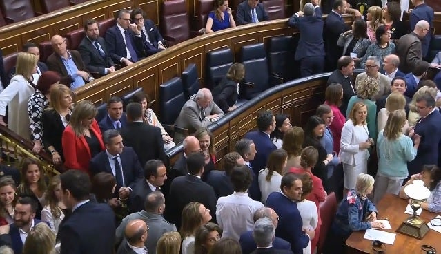 Un tapón de diputados obliga al presidente a interrumpir la votación: "Propendemos a la trombosis en el foso" Un tapón de diputados obliga al presidente a interrumpir la votación: "Propendemos a la trombosis en el foso"