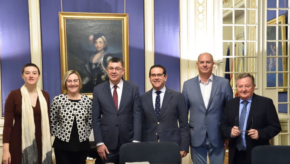 Los miembros de la Mesa de Les Corts se han reunido por primera vez tras la constitución del parlamento valenciano.