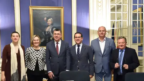 Los miembros de la Mesa de Les Corts se han reunido por primera vez tras la constitución del parlamento valenciano. MESA CORTS