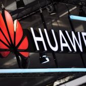 Imagen del logotipo de Huawei en su puesto durante una feria electrónica