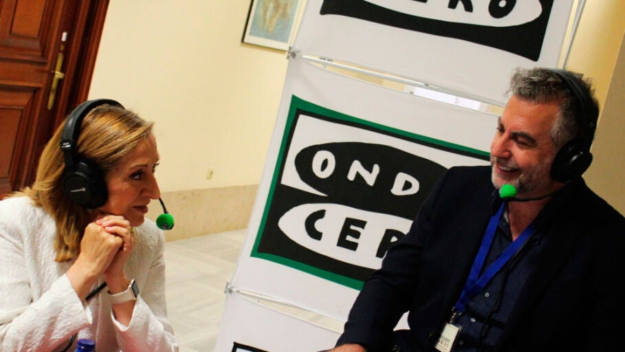 Ana Pastor durante la entrevista con Alsina en el especial M&aacute;s de uno en el Congreso