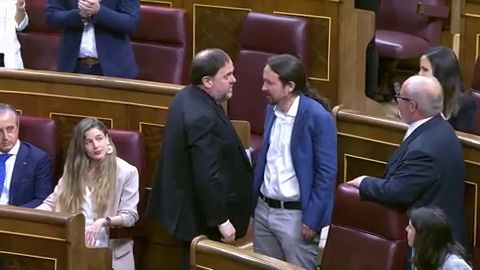Los pol&iacute;ticos presos entran en el Congreso y reciben una ovaci&oacute;n por parte de los independentistas