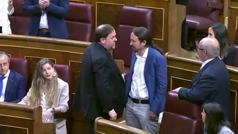 Los políticos presos entran en el Congreso y reciben una ovación por parte de los independentistas Los políticos presos entran en el Congreso y reciben una ovación por parte de los independentistas