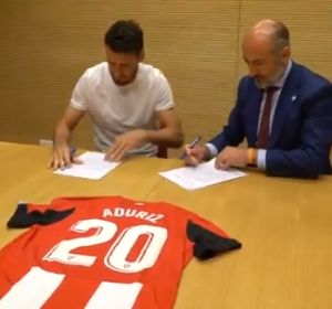 Aduriz con el presidente del Athletic, Aitor Elizegi, firmando su renovación Aduriz con el presidente del Athletic, Aitor Elizegi, firmando su renovación