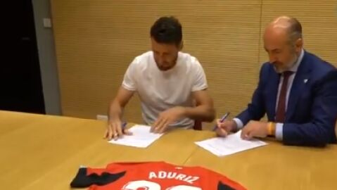Aduriz con el presidente del Athletic, Aitor Elizegi, firmando su renovaci&oacute;n