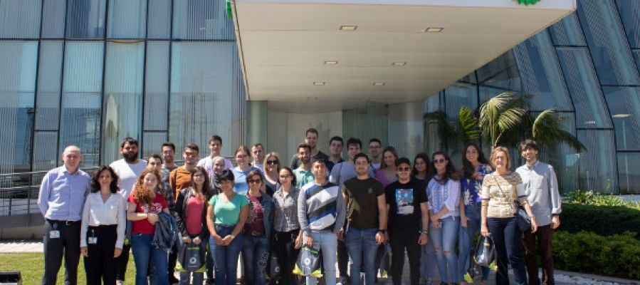 Grupo de estudiantes de la UJI, visita las instalaciones de BP Grupo de estudiantes de la UJI, visita las instalaciones de BP