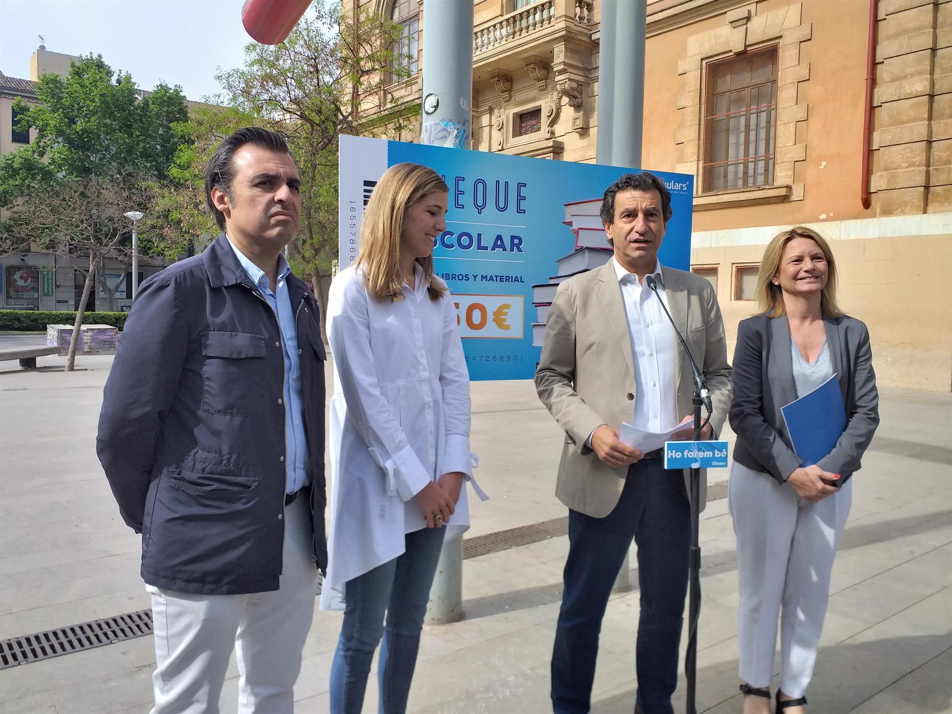 El PP promete un cheque escolar de 150 euros por hijo y libros de texto gratis El PP promete un cheque escolar de 150 euros por hijo y libros de texto gratis
