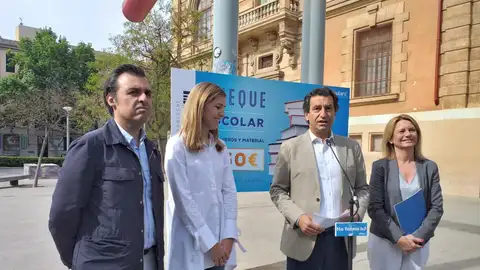 Biel Company, candidato del PP al Govern, junto a otros compañeros de partido. Biel Company, candidato del PP al Govern, junto a otros compañeros de partido.