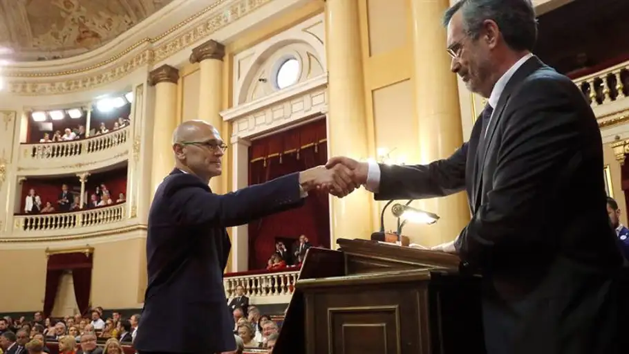 Manuel Cruz da la mano a Romeva Manuel Cruz da la mano a Romeva