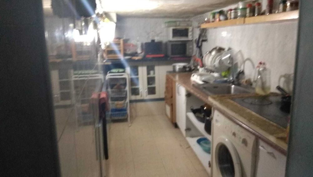 Imagen de la cocina del 'hostal patera' de Usera