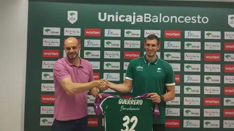 Rubén Guerrero en su presentación como nuevo jugador de Unicaja con Carlos Jiménez Rubén Guerrero en su presentación como nuevo jugador de Unicaja con Carlos Jiménez