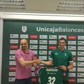 Rubén Guerrero en su presentación como nuevo jugador de Unicaja con Carlos Jiménez Rubén Guerrero en su presentación como nuevo jugador de Unicaja con Carlos Jiménez