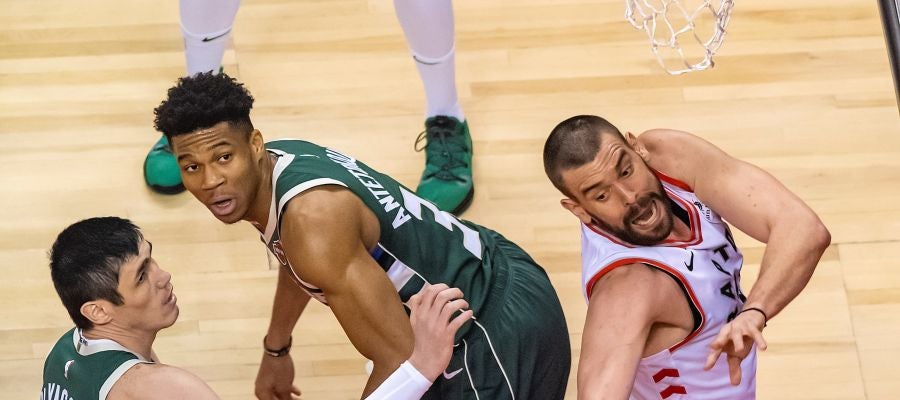 Marc Gasol pelea por un balón en la final ante los Bucks Marc Gasol pelea por un balón en la final ante los Bucks