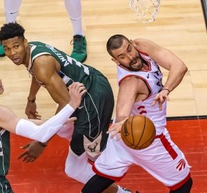 Marc Gasol pelea por un balón en la final ante los Bucks Marc Gasol pelea por un balón en la final ante los Bucks