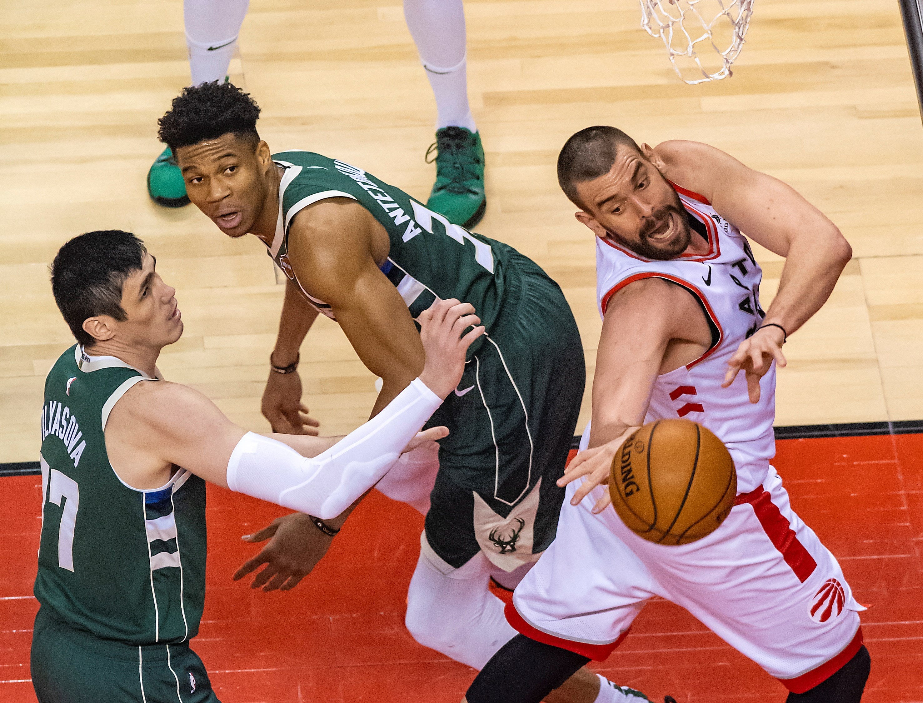 Los Raptors empatan la final del Este ante los Bucks a hombros de Ibaka y Marc Gasol Los Raptors empatan la final del Este ante los Bucks a hombros de Ibaka y Marc Gasol