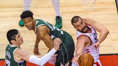Marc Gasol pelea por un bal&oacute;n en la final ante los Bucks