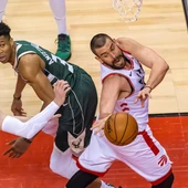 Marc Gasol pelea por un balón en la final ante los Bucks Marc Gasol pelea por un balón en la final ante los Bucks