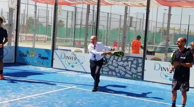 El alcalde de Málaga, candidato a la reelección, todo un "jugón" del pádel El alcalde de Málaga, candidato a la reelección, todo un "jugón" del pádel