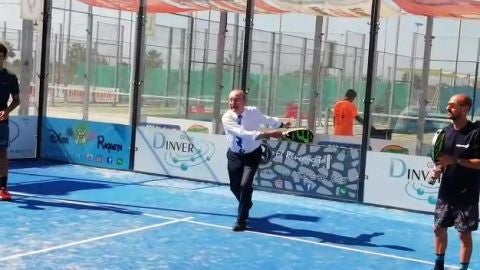 Francisco de la Torre, jugando al p&aacute;del