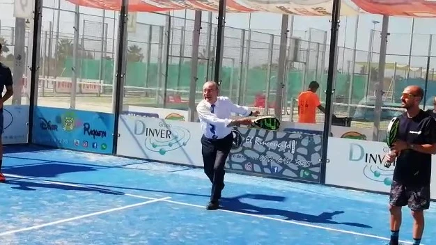 Francisco de la Torre, jugando al p&aacute;del