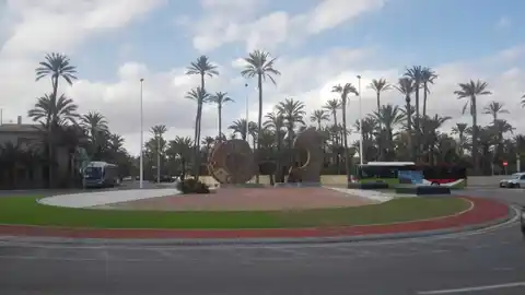 Rotonda de circulación en Elche. Rotonda de circulación en Elche.