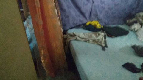Una de las habitaciones del 'hostal patera' de Usera