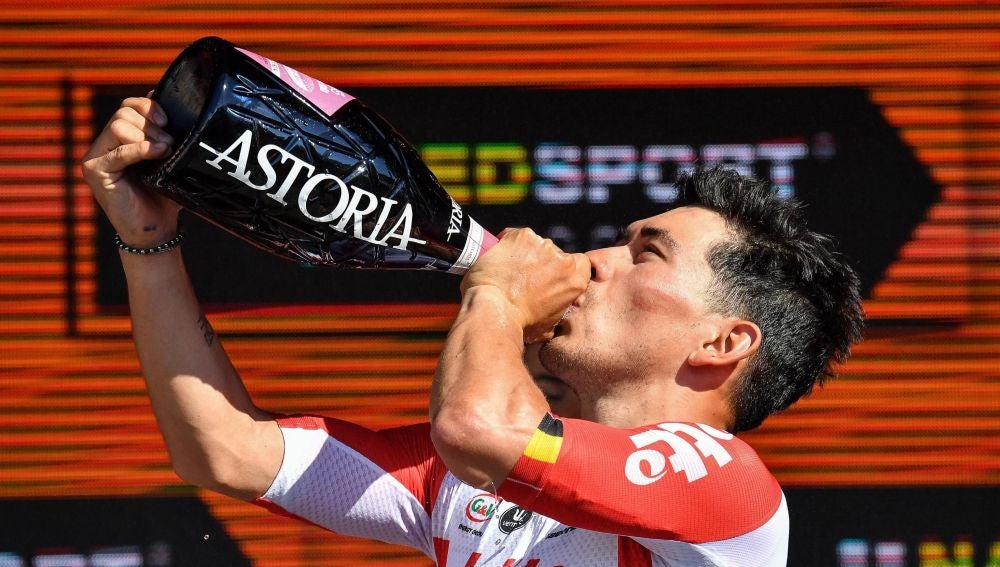 Caleb Ewan celebra su triunfo de etapa en el Giro