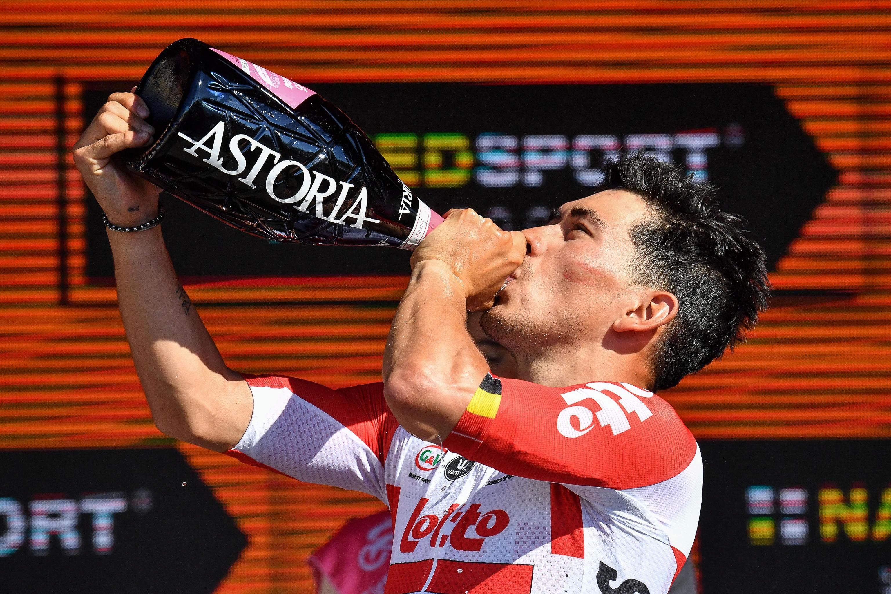 Caleb Ewan se impone al sprint y Valerio Conti mantiene la 'maglia rosa' en Novi Ligure Caleb Ewan se impone al sprint y Valerio Conti mantiene la 'maglia rosa' en Novi Ligure