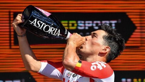 Caleb Ewan celebra su triunfo de etapa en el Giro