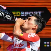 Caleb Ewan celebra su triunfo de etapa en el Giro Caleb Ewan celebra su triunfo de etapa en el Giro